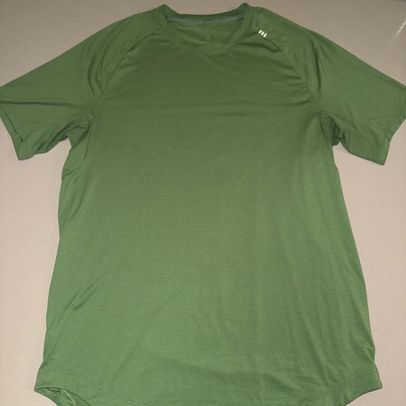 2 Men’s Lululemon License to Train shirts - Picture 1 of 4